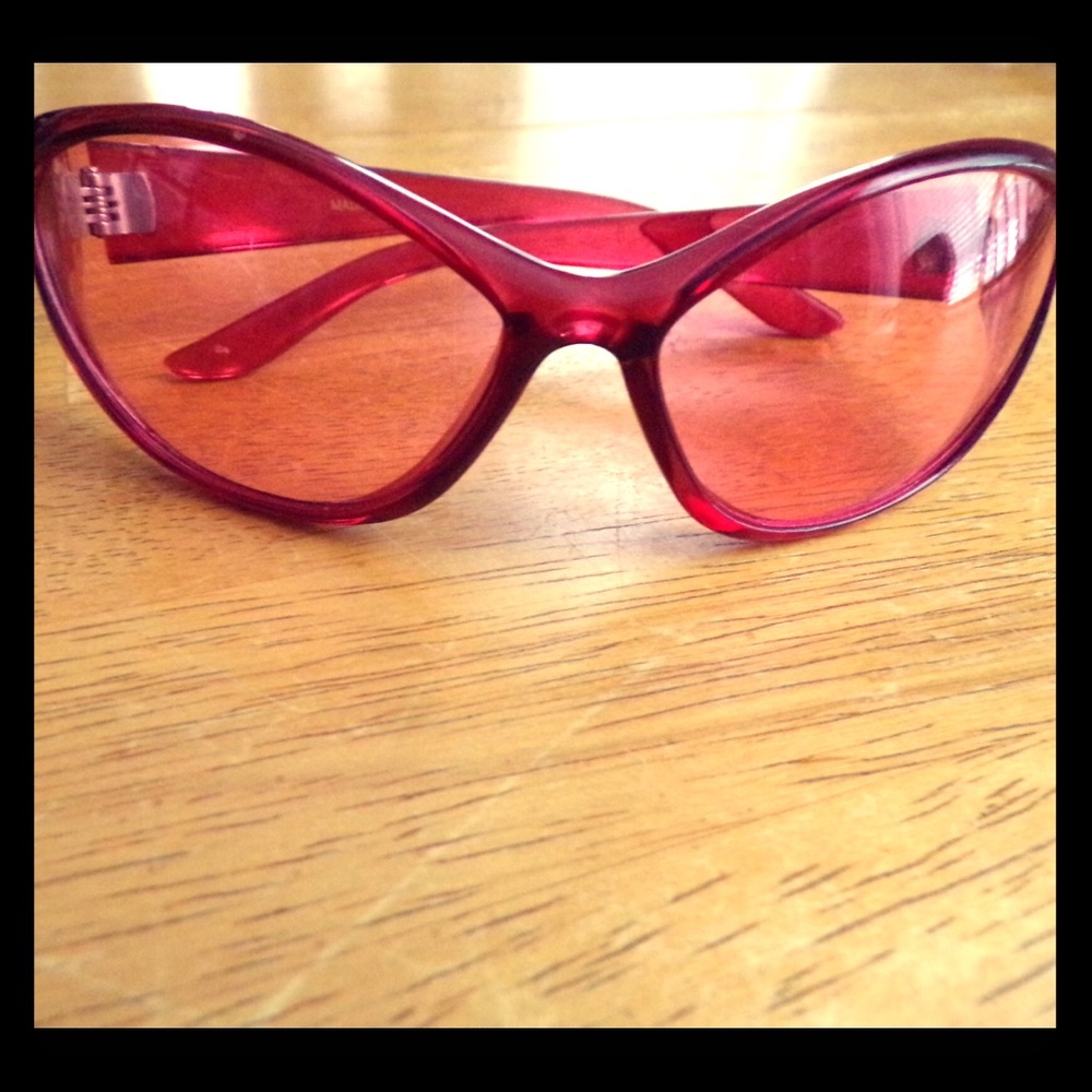Pink sunglasses CATS EYE design
